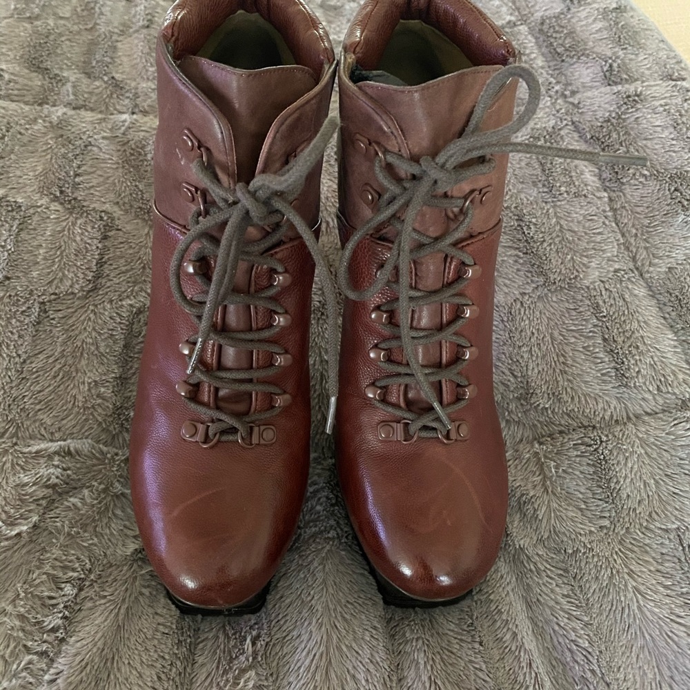 Donald Pliner SZ 10 Boots